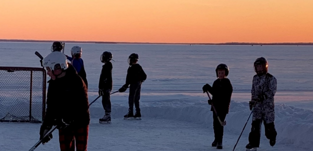 kids playing hockey on the snow