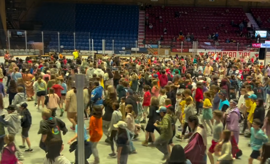 Photo of participants at Youth Pow Wow